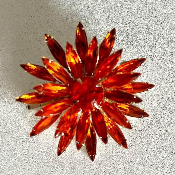 Elegant Orange Floral Brooch Set - Picture 2 of 12